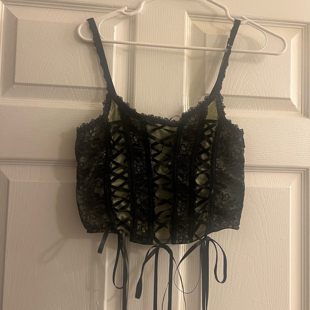 delia’s dollskill corset top 👻